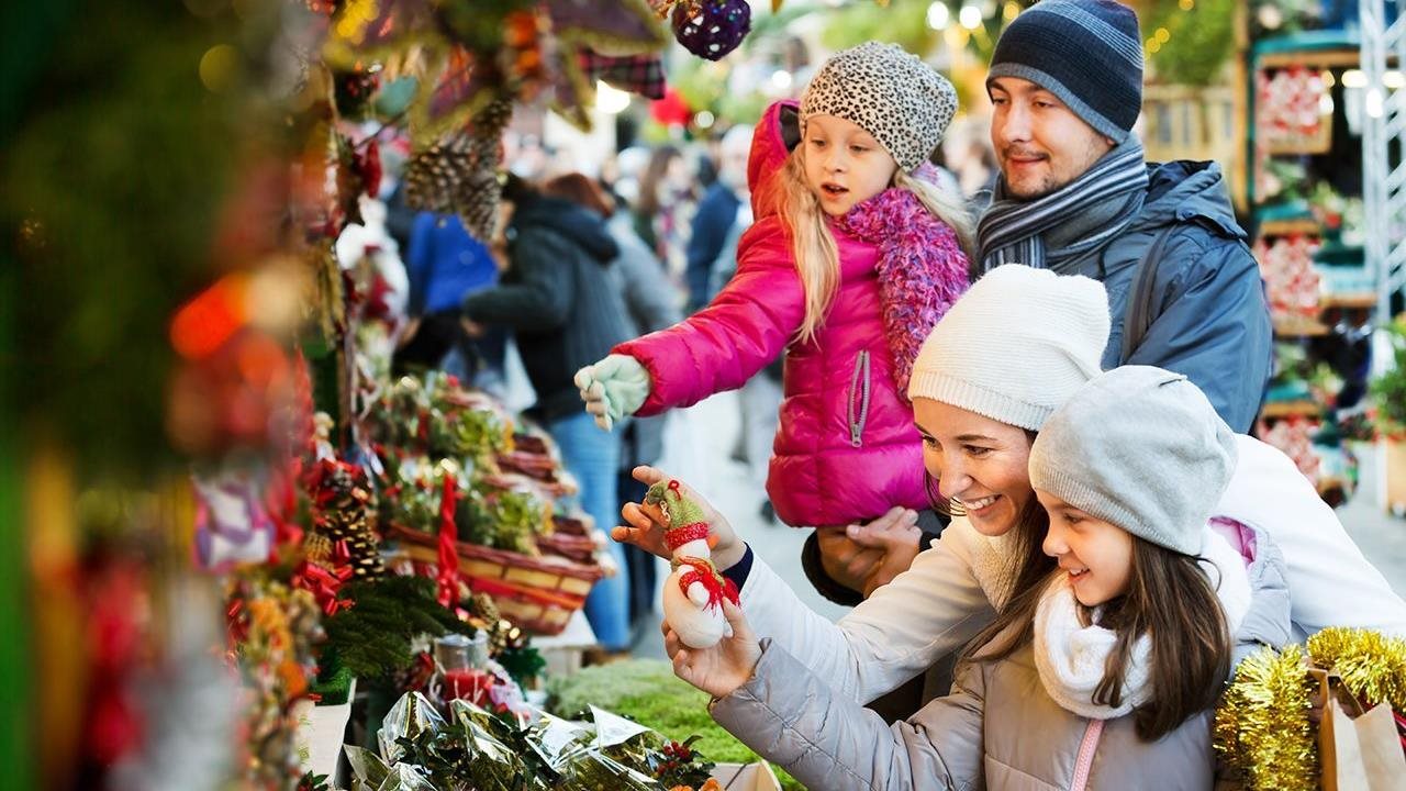 ICSC’s 2026 Holiday Intentions Survey finds consumers prioritize traditions over financial pressures